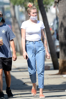 Ireland Baldwin feet photo thumbnail