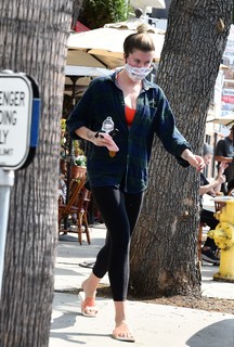 Ireland Baldwin feet photo thumbnail