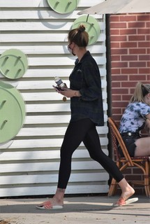 Ireland Baldwin feet photo thumbnail