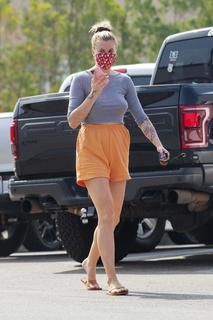 Ireland Baldwin feet photo thumbnail