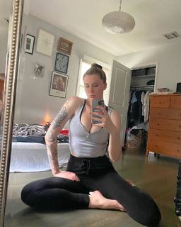 Ireland Baldwin feet photo thumbnail