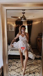 Ireland Baldwin feet photo thumbnail