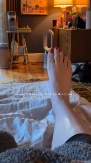 Ireland Baldwin feet photo thumbnail