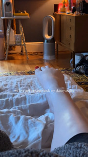 Ireland Baldwin feet photo thumbnail