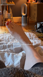 Ireland Baldwin feet photo thumbnail