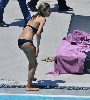 Irem Derici feet photo 17