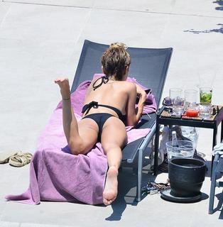 Irem Derici feet photo 13