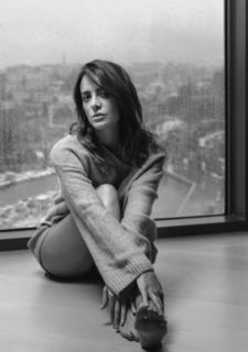 Irem Sak feet photo thumbnail