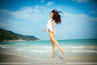 Irena Ponaroshku feet photo thumbnail