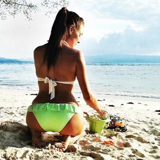 Irena Ponaroshku feet photo thumbnail