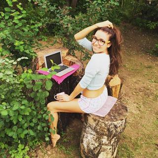 Irena Ponaroshku feet photo thumbnail