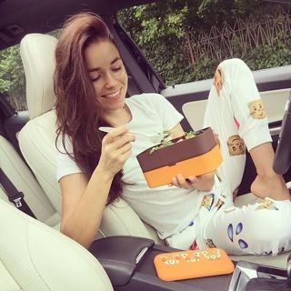 Irena Ponaroshku feet photo thumbnail