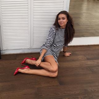 Irena Ponaroshku feet photo thumbnail