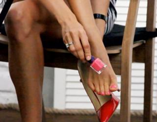 Irena Ponaroshku feet photo thumbnail