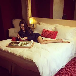 Irena Ponaroshku feet photo thumbnail