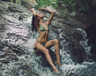 Irena Ponaroshku feet photo thumbnail