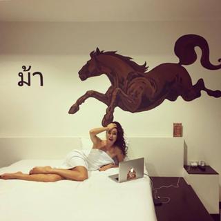 Irena Ponaroshku feet photo thumbnail