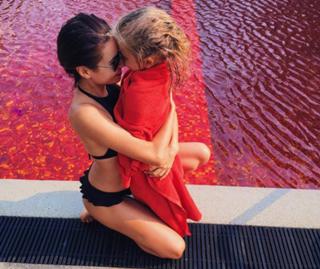 Irena Ponaroshku feet photo thumbnail