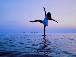 Irena Ponaroshku feet photo thumbnail