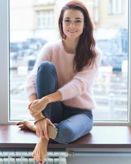 Irena Ponaroshku feet photo thumbnail