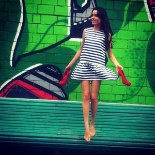 Irena Ponaroshku feet photo thumbnail