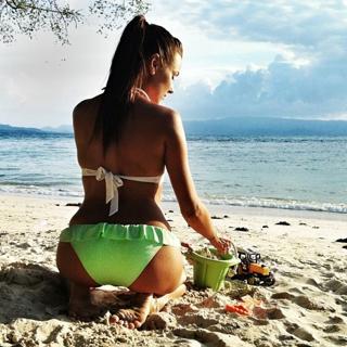 Irena Ponaroshku feet photo thumbnail