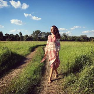 Irena Ponaroshku feet photo thumbnail