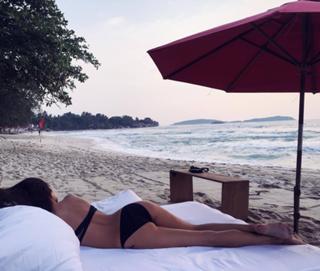 Irena Ponaroshku feet photo thumbnail