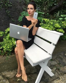 Irena Ponaroshku feet photo thumbnail