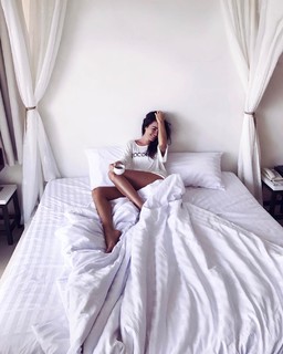 Irena Ponaroshku feet photo thumbnail