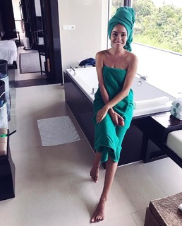 Irena Ponaroshku feet photo thumbnail