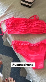 Irena Ponaroshku feet photo thumbnail