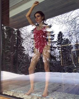 Irena Ponaroshku feet photo thumbnail