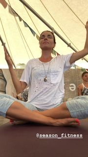 Irena Ponaroshku feet photo thumbnail