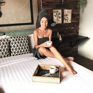 Irena Ponaroshku feet photo thumbnail