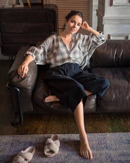 Irena Ponaroshku feet photo thumbnail