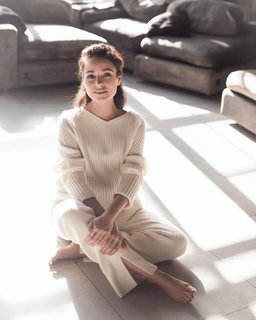 Irena Ponaroshku feet photo thumbnail