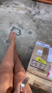 Irena Ponaroshku feet photo thumbnail