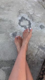 Irena Ponaroshku feet photo thumbnail