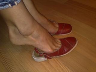 Irena Ponaroshku feet photo thumbnail