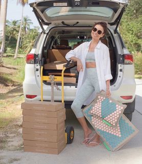 Irena Ponaroshku feet photo thumbnail