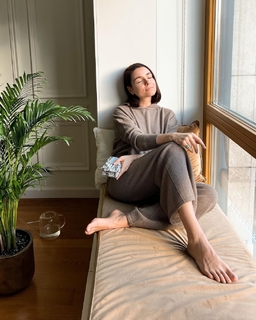 Irena Ponaroshku feet photo thumbnail