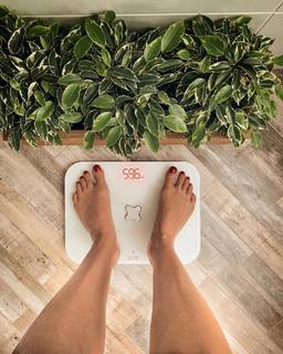 Irena Ponaroshku feet photo thumbnail