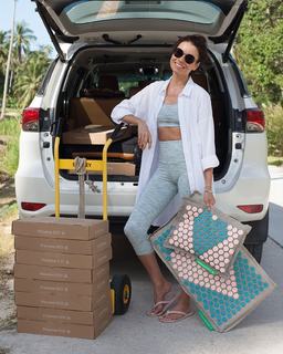 Irena Ponaroshku feet photo thumbnail