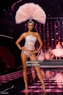 Irina Shayk feet photo thumbnail