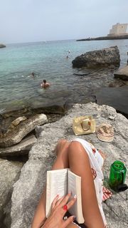 Iris Law feet photo 15