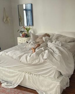 Iris Law feet photo 9