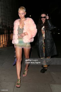 Iris Law feet photo 3