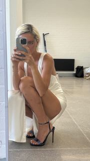 Iris Law feet photo 2