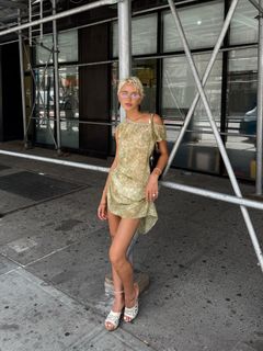 Iris Law feet photo 11